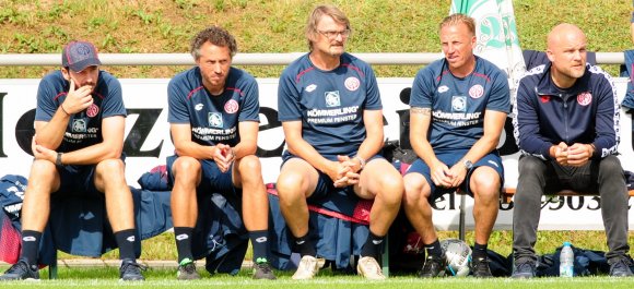 Die Blicke von Sandro Schwarz, Jan-Moritz Lichte, Stephan Kuhnert, Michael Thurk und Rouven Schröder zeigen zweierlei. Erstens, dass die Trainer und der Manager nicht begeistert vom Spiel ihrer Mannschaft in der ersten Stunde sind. Und zweitens, wer von ihnen speziell für die Offensive zuständig ist.