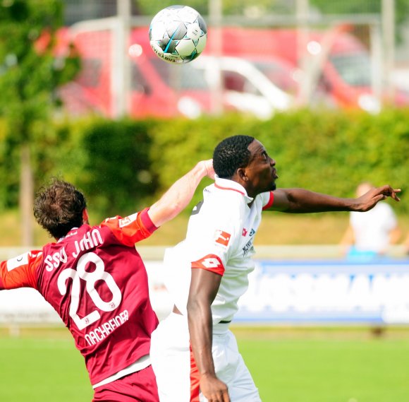 Nicht nur bei Kopfballduellen wie hier zwischen Jean-Philippe Mateta und Sebastian Nachreiner saßen die Regensburger den 05ern dicht im Nacken.