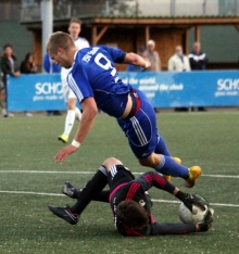 Hier verhindert Tim Hansen im Mai 2015 als Keeper des SV Gonsenheim im Mainzer A-Jugend-Regionalligaderby einen Treffer von Schott-Angreifer Gerit Lars Wintermeyer. Vier Jahre später verbindet der inzwischen 21-Jährige das Ende seines Auslandsstudiums nun mit dem Wechsel zum damaligen Konkurrenten.