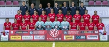 Der U-23-Kader des FSV Mainz 05 für die Saison 2019/20, hinten v.l.: Marco Aumüller (Teammanager), Stephan Hölz (Zeugwart), Tobias Drößler (Videoanalyse), Bartosch Gaul (Cheftrainer), Simon Pesch (Kotrainer), Leopold Angerer (Athletiktrainer), David Ackermann (Physiotherapeut), Dr. Jochen Wollstädter (Mannschaftsarzt). Mitte v.l.: Giuliano Modica, Laurin Stich, Jonas Fedl, Vitus Scheithauer, Dominic Peitz, Cyrill Akono, Michael Akoto, Simon Brandstetter, Marin Sverko, Corey Lee Anton. Vorne v.l.: Tolga Demirbas, Devante Parker, Florian Bohnert, Niklas Kölle, Patrick Manthe, Marius Liesegang, Omer Hanin, Julian Bauer, Lucas Hermes, Nils Lihsek, Thomas Rekdal, Luis Kersthold.