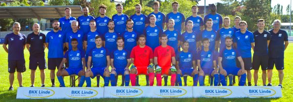 Der Kader des TSV Schott Mainz für die Saison 2019/20, hinten v.l.: Kotrainer Jörg Wahlen, Ali Bülbül, Felipe Bergmann, Constantin Leinhos, Marco Senftleben, Janek Ripplinger, Jonas Raltschitsch, Giorgio del Vecchio, Raphael Assibey-Mensah. Mitte v.l.: Betreuer Robert Watters, Manager Till Pleuger, Trainer Sascha Meeth, Teammanager Klaus Bauer, Christian Hahn, Nicklas Schlosser, Konstantin Fring, Manuel Schneider, Yannick Rinker, Leon Kern, Michael Kohns, Lars Hermann, Torwarttrainer Eric Strubel, Kotrainer Bernd Bangel, Physiotherapeut Johannes Peter, Betreuer Dieter Senftleben. Vorne v.l.: Yoel Yilma, Meikel Melament, Johannes Gansmann, Tim Hansen, Jan-Niklas König, Dennis Desousa Oelsner, Yasuhiro Goto, Marcel Heeg.