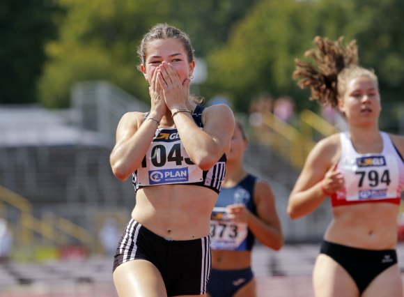 Glaubt wohl selbst kaum, was sie sieht: In herausragenden 13,37 Sekunden wurde Gesa Tiede Deutsche U-18-Meisterin über 100 Meter Hürden.