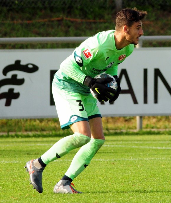 Omer Hanin bestritt in Steinbach sein erstes Pflichtspiel für die 05er. Beim 0:1 funktionierte die Abstimmung mit Vordermann Michael Akoto nicht.