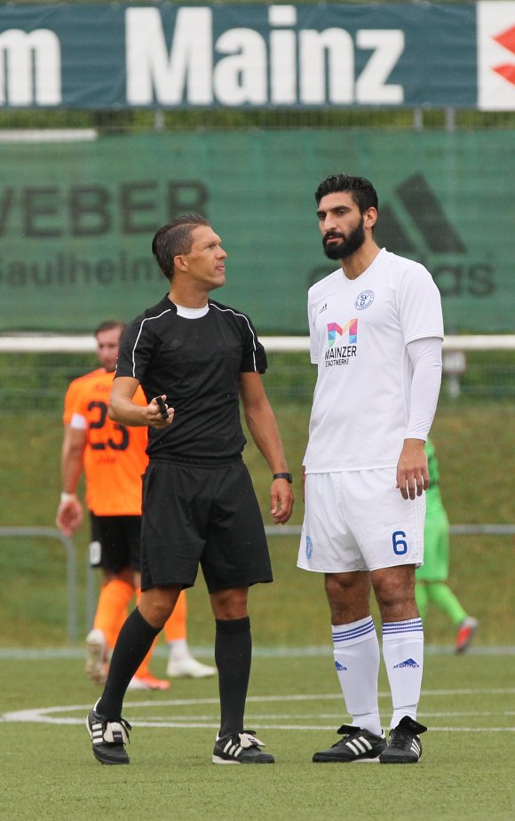 Was sich vor Spielbeginn auf und vor der Gonsenheimer Bank zutrug, hatten weder Schiedsrichter Manuel Reichardt noch der Gonsenheimer Innenverteidiger Ferhat Gündüz gesehen.