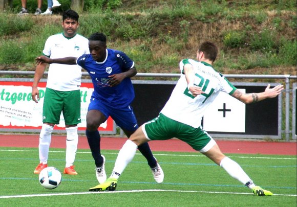 Hauchdünn lag der Schiedsrichter wohl richtig, als er kurz vor Schluss im Duell zwischen dem TSV Ebersheim und der TSG Hechtsheim dieses Foul von TSG-Verteidiger Simon Esper (r.) an Dennis Gyamfi-Kumaning mit einem Freistoß statt des von den Ebersheimern erhofften Strafstoßes ahndete.