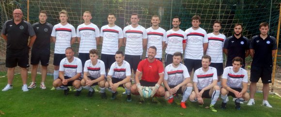 Der Kader der SG Eintracht Herrnsheim für die Saison 2019/20, hinten v.l.: Trainer Franz Graber, Philipp Werle, Lars Selbert, Jakob Keil, Lukas Raiß, Jonas Ußner, Sebastian Desch, Dennis Reidenbach, Max Selzer, Alexander Becker, Kaufmann, Marc Strobel. Vorne v.l.: Fabien Kunze, Jonas Werle, Kevin Borlinghaus, Peter Götzinger, Patrick Strezedula, David Sackreuther, Christian Dietrich. Es fehlen: Marco Stark (Kotrainer), Marvin Müller, Tobias Kaldschmidt, Yann Patrick Kuam Tatchim, Mohamed Ayache, Berkant Basaran, Gerlando Lauricella.