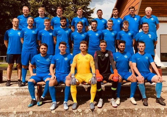 Der Kader des SV Horchheim für die Saison 2019/20, hinten v.l.: Trainer Christoph Heinrich, Kevin Mink, Marvin Mirschberger, Lukas Löffel, Samuel Ohl, Justin Bog, Torwarttrainer Jochen Lieb, Kotrainer Heinz Mack. Mitte v.l.: Athletiktrainer Andreas Neubecker, Dennis Hamm-Kiefer, Dominik Stohner, Oghuzan Levent, Kotrainer Robin Rauscher, Alexander Linder, Felix Metzinger, Paul Franke, Sportlicher Leiter Benjamin Bürger. Unten v.l.: Marc Blaser, Fabio De Luca, Pascal Noack, Hendrik Rohde, Derhan Özhan, Lars Freese. Es fehlen: Marcel Edel, Benjamin Baumann, Max Schäfer, Jochen Hilz, Marcel Mappes, Nico Seelig.  