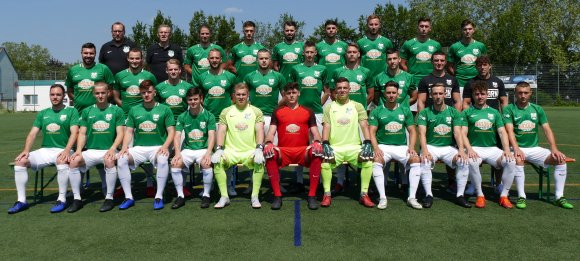 Der Kader der TuS Marienborn für die Saison 2019/20, vor Etienne Portmanns Wechsel zum 1.FC Kaiserslautern II fotografiert. Hinten von links: Tassilo Schadwinkel (Sportlicher Leiter), Dietmar Hofmann (Vorsitzender), Nils Letz, Jonas Hofmann, Jan Hellmann, Etienne Portmann, Nermin Fakovic, Jannik Kern, Patrick Huth.  Mitte v.l.: Frederik Schulz , Andreas Klapper, Lasse May, Mateo Trapp, Lirion Aliu, Moritz Freisler, Nikolas Putzker, Alexander Scholl, Jens Strußenberg (Kotrainer), Kayhan Cakici (Trainer). Vorne v.l.: Marc Beck, Tarek Schwiderski, Moritz Breier, Arlind Hoti, Timon Hammer, Johannes Melchior, Jannik Reinländer, Marco Ritz, Dennis Ritz, Joshua Klüber, Lukas Harden. Es fehlt  Christina Michel (Physiotherapeutin).