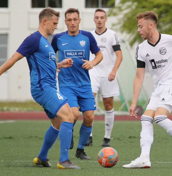 Neuzugänge wie Patrick Schenck und Bestandsspieler wie Nicolaj Simon (v.l.) müssen nach dem Mombacher Wiederaufstieg in die Landesliga zusammenwachsen. Das kann etwas mehr Zeit beanspruchen, als die Vorbereitung hergibt..