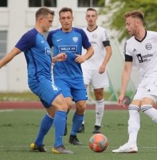 Neuzugänge wie Patrick Schenck und Bestandsspieler wie Nicolaj Simon (v.l.) müssen nach dem Mombacher Wiederaufstieg in die Landesliga zusammenwachsen. Das kann etwas mehr Zeit beanspruchen, als die Vorbereitung hergibt..