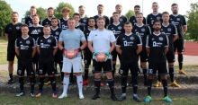 Der Kader des VfL Fontana Finthen für die Saison 2019/20, hinten von links: Dominik Siegfried, Yannik Hochhaus, Donat Bodog, Patrick Hochhaus, Emilio Doleschy, Robin Schirmer, Ramtin Abdollahzadehsagha, Sebastian Kühn, Deniz Arslan. Mitte v. l.: Trainer Marvin Dollmann, Kotrainer Dominik Wiedel, Soufian Lagrini, Jannis Dahlem, Lucio Rosar, Luis Perea-Friedmann, Tim Charisse, Andreas Ludwig. Vorne v. l.: Marc Herdt, Aron Klein, Alexander Motz, David Ellwart, Joscha Marzi, Rohit Saini. Es fehlen: Tugay Genc, Erik Mauer, Felix Müller, Andre Pinheiro, Lorik Restelica.