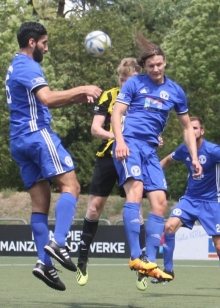 Der Abwehrchef als Pechvogel: Innenverteidiger Ferhat Gündüz (l.) lenkte eine Kaiserslauterer Hereingabe zum 1:2 ins eigene Tor.