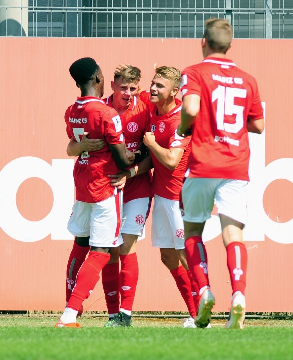 Freude und Erleichterung: Michael Akoto (l.) und Thomas Rekdal gratulieren dem Mann in ihrer Mitte, Lucas Hermes, nach dessen 1:0...