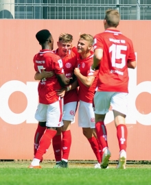 Freude und Erleichterung: Michael Akoto (l.) und Thomas Rekdal gratulieren dem Mann in ihrer Mitte, Lucas Hermes, nach dessen 1:0...