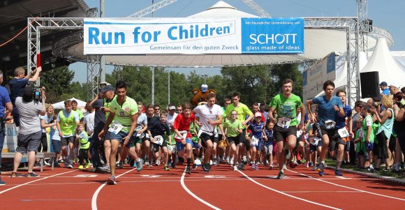 Jedes Jahr machen sich an einem Samstag Hunderte Läuferinnen und Läufer im Schott-Stadion auf die Runden, um Spenden für einen guten Zweck zu erlaufen.
