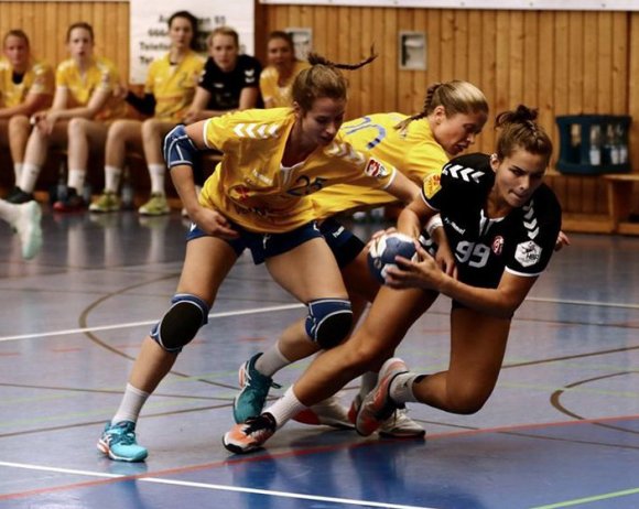 Zum Abschluss des Moskito-Cups in Marpingen trafen die Mainzer Spitzenteams aufeinander. Nina Reißberg (r.) gewann mit Mainz 05 gegen die SG TSG/DJK Bretzenheim mit 28:23. 