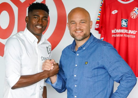 Auf gute Zusammenarbeit: Rouven Schröder (r.) hat Taiwo Awoniyi für ein Jahr nach Mainz gelotst.