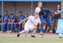 Trainer Sascha Meeth (hinten rechts) hofft, Raphael Assibey-Mensah wenigstens von der Bank bringen zu können.