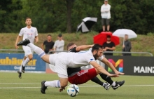 Heikle Szene: Ibrahim Yilmaz wird bei einer Großchance vom eingerückten Binger Außenverteidiger Sascha Kraft im letzten Moment vom Ball getrennt. Für Schiedsrichter Torsten Moog eine saubere Aktion.