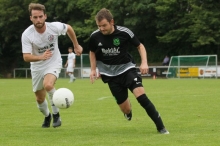 Celin Eisenkopf (l.) holte mit einer scharf geschossenen Ecke den Zornheimer Elfmeter zum 1:1 heraus, dieses Laufduell mit Bastian Schwarz aber verliert er.