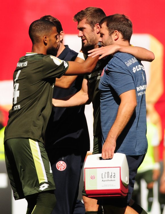 Nach etwas mehr als einer Stunde musste Stefan Bell in Kaiserslautern vom Platz, für ihn kam Jeremiah St. Juste.