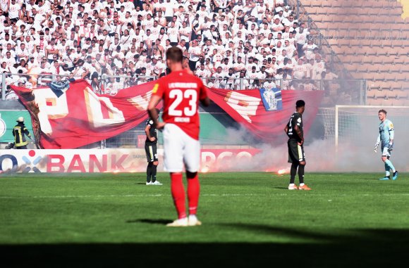 Weil sich ein Teil der Fans danebenbenahm, droht dem FSV Mainz 05 eine hohe Strafe. Die will der Verein an die Täter weitergeben, so sie ermittelt werden.