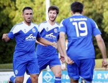 Babak Keyhanfar (l.) war nicht nur als Ideengeber, sondern auch als Vollstrecker Gold wert. Nach dem 1:0 durfte er sich von Dennis Wilhelm (M.) und Stefano Pennella feiern lassen. 
