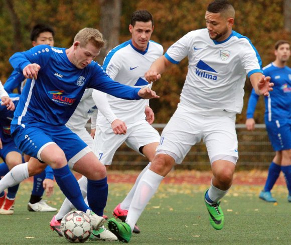 In der vorigen Saison wollte Diego Armando Uhlig (r.) dem Klein-Winternheimer Marius Schwank noch den Ball abnehmen. Jetzt spielen die beiden in derselben Mannschaft.