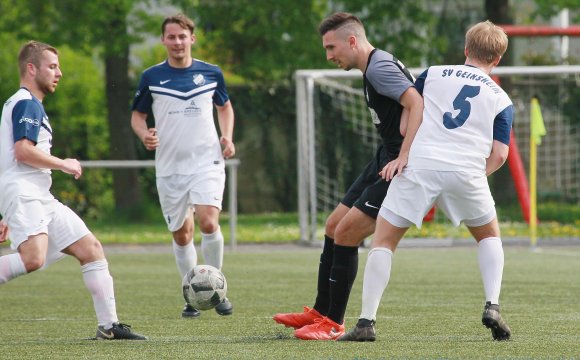 In der vorigen Saison musste der VfB Bodenheim (Mitte: Norman Loos) gleich dreimal gegen den SV Geinsheim antreten. Die beiden Punktspiele gewann der VfB, das Platzierungsspiel ging völlig daneben.