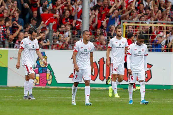 Levin Öztunali, Robin Quaison, Alexander Hack und Jean-Paul Boëtius wussten: Binnen fünf Minuten hatte der FSV Mainz 05 eine starke Leistung zunichtegemacht.