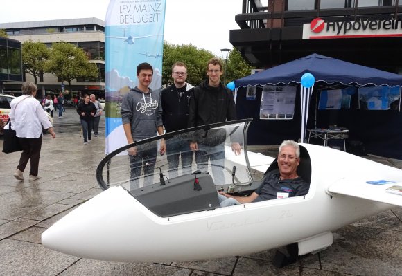 Wer wird denn gleich in die Luft gehen? Alexander Reinemann nicht. Der Vorsitzende des Stadtsportverbands testete aber schon mal das Sitzgefühl im Cockpit des Segelflugzeugs, das der Luftfahrtverein Mainz bereitgestellt hatte.