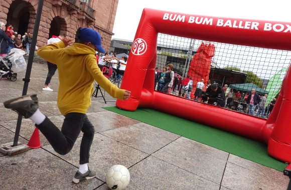 Die 05er reihten sich in die Veranstaltung mit einer „Bum Bum Baller-Box“ ein.