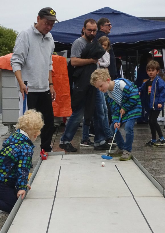 Wer sich an der Minigolfbahn des 1. MGC versuchte, dem schaute Gutenberg von seinem Sockel aus zu.