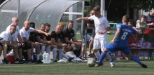 Der Vorteil eines Rechtsverteidigers wie Kevin Wenk ist es, dass er sich im Vorbeidribbeln von Trainer Dennis Bingenheimer noch ein paar nützliche Tipps abholen kann.
