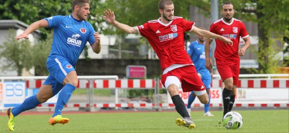 Der Mommenheimer Verteidiger Jens Eberhardt (l.) bemüht sich, einen Abschluss von Christian Toplek zu verhindern.