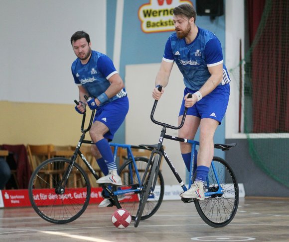 Steigen aus dem Sattel: Janis Stenner (l.) und Moritz Rauch.