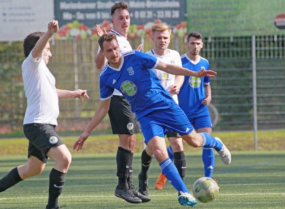 Zwar kassierte Simon Höss (Mitte) mit der TSG Bretzenheim im April gegen den VfB Bodenheim eine 1:2-Heimniederlage, alle drei auf dem Bild zu sehenden Gegenspieler (v.l. Kevin Handrick, Marco Bergmann, Krystian Borowski) sind allerdings inzwischen nicht mehr für die Elf vom Guckenberg aktiv.