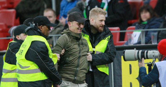 Zu einem teuren Spaß wurde die Partie für den von den Ordnern abgeführten Herrn, der sich als Flitzer in Klamotten betätigte und dafür die dem Verein vom DFB auferlegte Geldstrafe von 3000 Euro bezahlen muss.