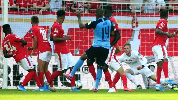 Die Mauer zerrissen, und Florian Müller lässt den Ball durchrutschen: Der erste Gladbacher Torschuss brachte das 1:2.Torschuss 