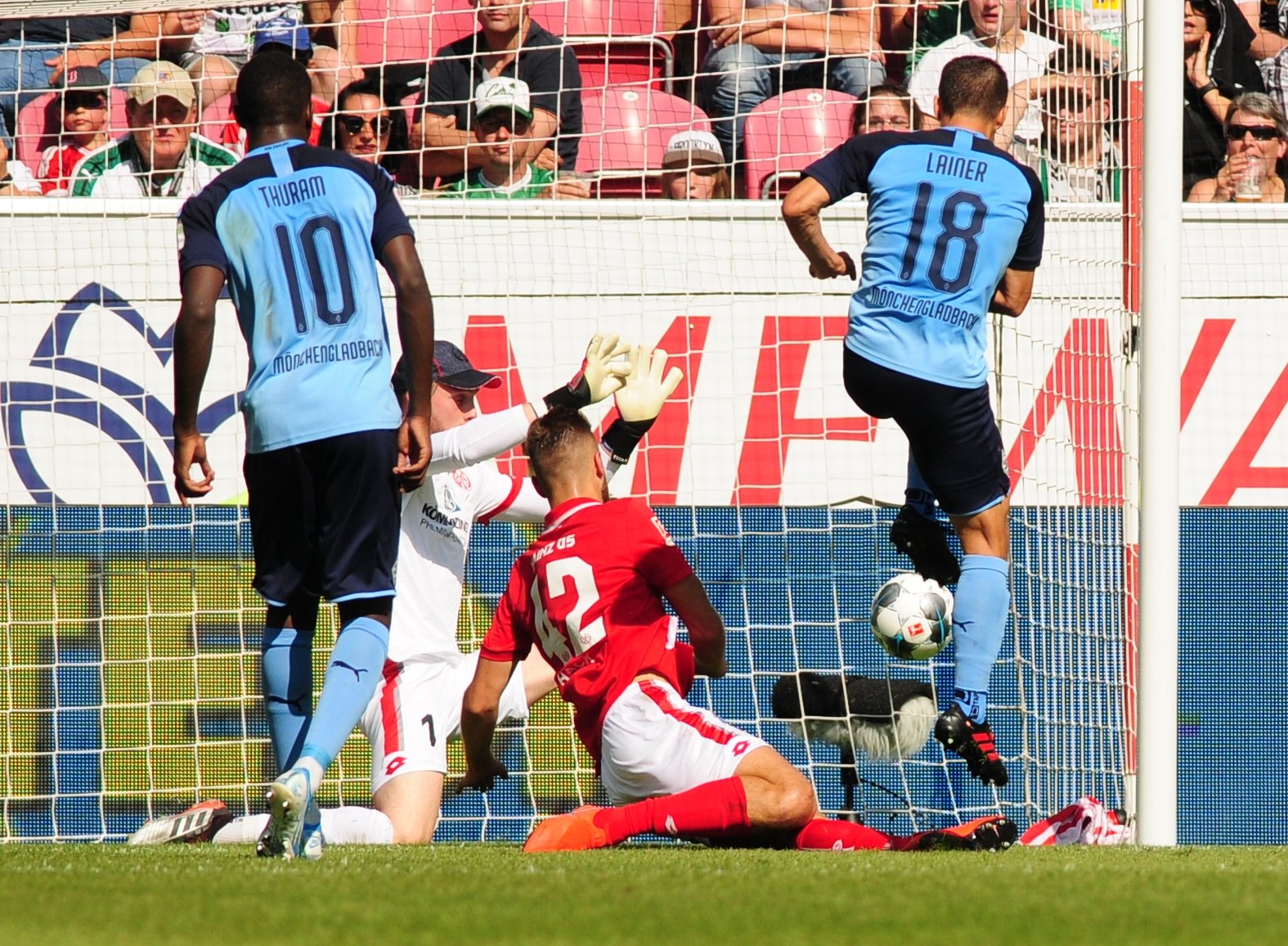 Den Ausgleich besorgte Stefan Lainer (r.) nach einem Freistoß.