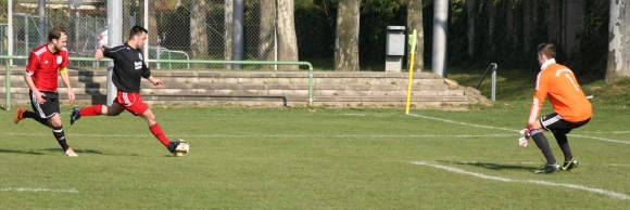 Cihad Tasci bei der besten Chance der SVW im Spiel gegen die Hassia - am Gestänge blieb der Ball hängen.