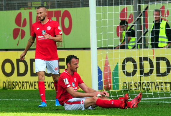 Soeben war die letzte Mainzer Torchance vertan. Dominic Peitz (sitzend) hatte den Ball im Rutschen zu hoch angesetzt, Simon Brandstetter konnte nur zuschauen.