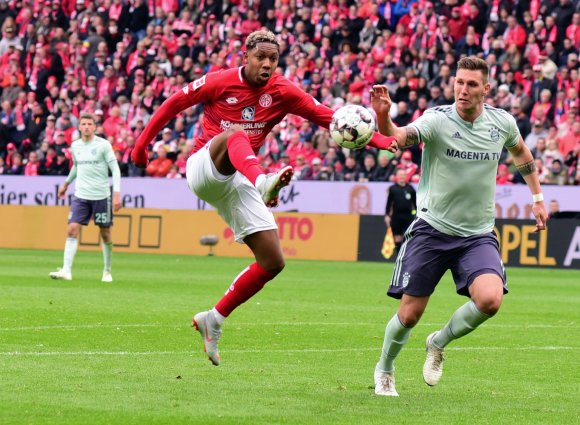 Auch er weiß, wie es geht: Jean-Paul Boëtius (l., gegen Niklas Süle) erzielte im vorigen Oktober bei der 1:2-Heimniederlage gegen die Bayern sein erstes Bundesligator.