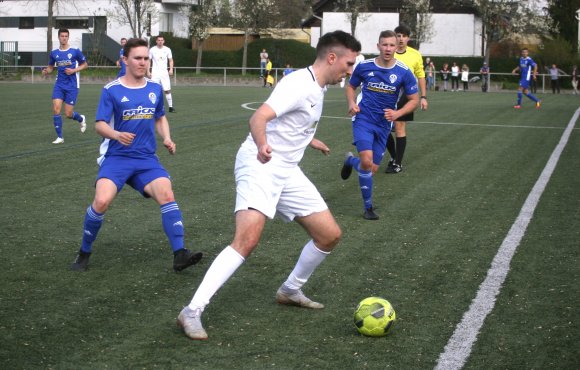 Im März hatte der VfB Bodenheim (Mitte: Norman Loos) gegen den Titelanwärter Viktoria Herxheim nichts zu bestellen und unterlag mit 0:4. Diesmal dürften die Kräfteverhältnisse weniger deutlich verteilt sein, Loos muss möglicherweise verletzt aussetzen.