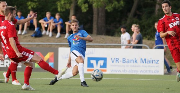 Der passt: Luigi Canizzo erzielt in der achten Minute das 1:0.