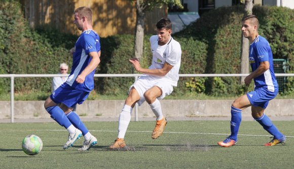 Man hat Marius Wiechert (Mitte) schon deutlich härter gegen den Ball treten sehen als bei seinem Führungstreffer... 