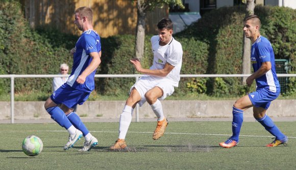 Man hat Marius Wiechert (Mitte) schon deutlich härter gegen den Ball treten sehen als bei seinem Führungstreffer... 