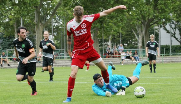 Robin Lehmann erzielte zwar das 2:0 für die SVW, in dieser Szene aber hatte VfR-Torwart Sebastian Neef ihm den Ball vom Fuß gespitzelt.