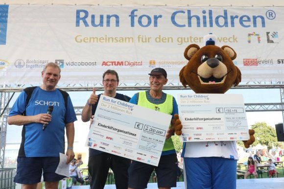 Spannend wird es immer wieder am Ende jedes Run for Children, wenn Heinricht den Spendenscheck präsentiert.