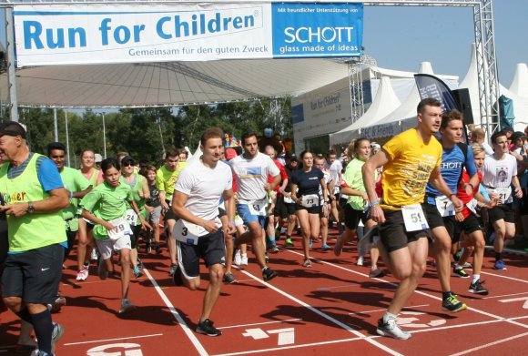 Los geht es: 81 Teams machten sich beim Startschuss des „Run for Children" auf die Runden zum 14. Sponsorenlauf im Stadion des TSV Schott.